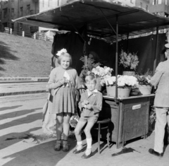 Magyarország, Budapest II.,Budapest XII., Széll Kálmán (Moszkva) tér, háttérben a Várfok utca., 1957, Mihály Tamás, virágárus, Budapest, képarány: négyzetes, Fortepan #219931