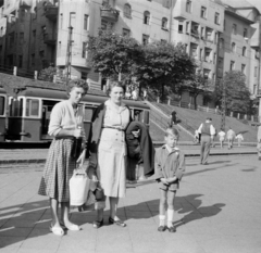 Magyarország, Budapest II.,Budapest XII., Széll Kálmán (Moszkva) tér, háttérben a Várfok utca., 1957, Mihály Tamás, kisfiú, anya, kabát a karon, Budapest, Fortepan #219932