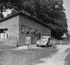 Magyarország, Kazincbarcika, a felvétel a Herbolya bányatelepen készült., 1957, Mihály Tamás, automobil, épület, képarány: négyzetes, téglaburkolat, munkaverseny, Fortepan #219952