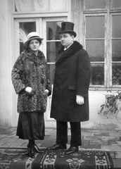 1922, Lakatos Mária, hat, yard, carpet, top hat, man and woman, fur coat, double portrait, Fortepan #21996