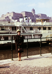 Magyarország, Budapest V.,Budapest I., a pesti alsó rakpart a Vigadó téri hajóállomásnál, háttérben a Budavári Palota (korábban Királyi Palota)., 1968, N. Kósa Judit, Budapest, Fortepan #219970