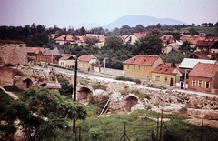 Magyarország, Eger, kilátás a vár Szép bástyájáról / a Kálvária dombról a Bástya utca házsora felé. Előtérben balra az Árpád-kori székesegyház maradványai. A székesegyház szentélypillérén Szent István szobra 1815-ből., 1969, N. Kósa Judit, Fortepan #219984