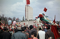 Magyarország, Budapest XIV., Ötvenhatosok tere (Felvonulási tér), május 1-i felvonulás, háttérben a dísztribün., 1965, N. Kósa Judit, felvonulás, színes, május 1, májusfa, tribün, léggömb, dísztribün, Budapest, Fortepan #220004