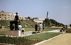 Magyarország, Gellérthegy, Budapest XI., a Citadella alatti déli lejtő, Jubileumi park. Előtérben a Leányka csikóval-szobor (Somogyi József, 1965.), háttérben jobbra a Szabadság-szobor., 1970, N. Kósa Judit, színes, Budapest, Fortepan #220011