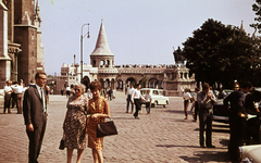 Magyarország, budai Vár, Budapest I., Szentháromság tér, háttérben Szent István szobra (Stróbl Alajos, 1906.) a Halászbástyánál., 1970, N. Kósa Judit, Budapest, Fortepan #220014