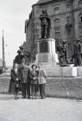 Magyarország, Budapest XI., Móricz Zsigmond körtér, Szent Imre szobor (Kisfaludi Strobl Zsigmond, 1930.). Háttérben balra a Karinthy Frigyes út épületei., 1954, Fortepan/Album061, Budapest, csoportkép, szoborcsoport, Fortepan #220100