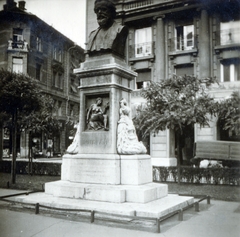 Magyarország, Budapest VIII., Gutenberg (Sándor) tér, Fodor József szobra (ifj. Vastagh György, 1909.), háttérben a Bródy Sándor (Sándor) utca torkolata., 1936, Ferencziné Fodor Katalin, Budapest, Fortepan #220112