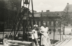 Hungary, Budapest VIII., harangláb a mai Molnár Ferenc téren, háttérben a Práter utca épületei látszanak., 1947, Ferencziné Fodor Katalin, yoke, Budapest, girl, ribbon, mother, Fortepan #220135