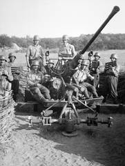 Magyarország, Táborfalva,Örkénytábor, Bofors 36M 40 mm-es légvédelmi gépágyú., 1943, Lakatos Mária, második világháború, rohamsisak, Bofors-márka, légvédelem, légvédelmi ágyú, Fortepan #22025