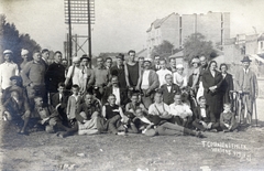 Hungary, Budapest X.,Budapest XIV., a Kerepesi út a Pillangó utcától a Mexikó út sarok felé názve. A Tompa Béni kerékpáros emlékverseny résztvevői., 1923, Hámornik Balázs, bicycle, tenement house, work, hat shop, phone cable, Budapest, bicycle race, Fortepan #220256