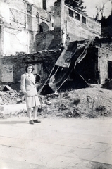 Germany, Berchtesgaden, Obersalzberg, Adolf Hitler házának a Berghof-nak a romjai. A felvétel 1947. augusztus 29-én készült., 1947, Hámornik Balázs, ruins, holiday house, skirt, lady, war damage, damaged building, Fortepan #220262