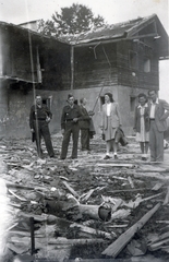 Germany, Berchtesgaden, Hermann Göring házának a romjai. A felvétel 1947. augusztus 29-én készült., 1947, Hámornik Balázs, ruins, soldier, holiday house, skirt, American soldier, lady, war damage, damaged building, Fortepan #220266