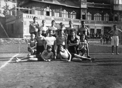 Magyarország, Budapest II., Széll Kálmán (névtelen) tér, a Budapesti Budai Torna Egylet (BBTE) sportolói és klubháza., 1925, Lakatos Mária, sport, csoportkép, Budapest, csípőre tett kéz, Fortepan #22029