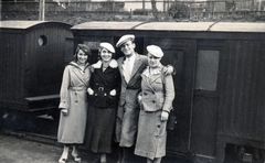 Hungary, Miskolc, Pereces (ekkor Diósgyőrhöz tartozott, ma ezzel együtt a város része)., 1938, Horváth Ida, narrow-gauge railway, tableau, arms around shoulders, costume, beret, Fortepan #220326