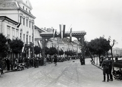 Romania,Transylvania, Târgu Mureș, Rózsák tere (Piata Trandafirilor, ekkor Széchenyi tér), a Keresztelő Szent János-templom és az Ortodox Székesegyház előtt. A felvétel a magyar csapatok bevonulása idején készült., 1940, Kádár Attila, sekler gate, conscription, bunting, triumphal arc, Fortepan #220437