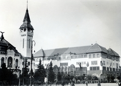 Romania,Transylvania, Târgu Mureș, Gyözelem tér (Piața Victoriei, ekkor Ugron Gábor tér), balra a Városháza, jobbra a Kultúrpalota., 1940, Kádár Attila, Fortepan #220438