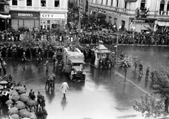 Romania,Transylvania, Târgu Mureș, Rózsák tere (Piata Trandafirilor, ekkor Széchenyi tér), a magyar csapatok bevonulása idején, szemben a Bolyai utca. A felvétel 1940. szeptember 16-án a kormányzói fogadó ünnepségen készült., 1940, Kádár Attila, commercial vehicle, Fortepan #220443