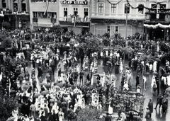 Romania,Transylvania, Târgu Mureș, Marosvásárhely Rózsák tere (Piata Trandafirilor, ekkor Széchenyi tér). A felvétel 1940. szeptember 16-án a kormányzói fogadó ünnepségen készült a magyar csapatok bevonulása idején., 1940, Kádár Attila, hat shop, Fortepan #220445