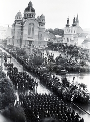 Romania,Transylvania, Târgu Mureș, Rózsák tere (Piata Trandafirilor, ekkor Széchenyi tér). Szemben az Ortodox Székesegyház, jobbra a Keresztelő Szent János-templom. A felvétel 1940. szeptember 16-án a kormányzói fogadó ünnepségen készült a magyar csapatok bevonulása idején., 1940, Kádár Attila, Fortepan #220447