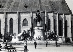 Romania,Transylvania, Cluj-Napoca, Fő tér, Hunyadi Mátyás emlékműve és a Szent Mihály-templom., 1940, Kádár Attila, horse sculpture, Fortepan #220473