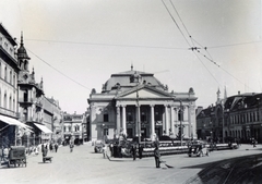 Romania,Transylvania, Oradea, Bémer tér (Piata Regele Ferdinand I), Szigligeti Színház., 1940, Kádár Attila, bicycle, automobile, Fortepan #220483