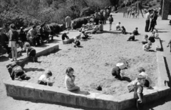 Hungary, Budapest XI., játszótér a Gellért Gyógyfürdővel szemben a mai Szabó Dezső sétányon., 1961, Sólyi Ilona, Budapest, sandpit, Fortepan #220555