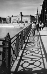 Hungary, Budapest XI., Szabadság híd, a háttérben a Gellért Szálló., 1961, Sólyi Ilona, Budapest, shadow, railing, Fortepan #220565