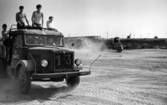 Hungary, Budapest XI., a Lágymányosi tó feltöltése a mai Infopark helyén, háttérben az Összekötő vasúti híd., 1961, Sólyi Ilona, TEFU-organisation, Budapest, AKÖV-organisation, Fortepan #220597