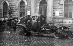 Magyarország, Budapest VIII., Blaha Lujza tér, a Nemzeti Színház mellett. Balra Lendvay Márton szobra (Dunaiszky László, 1860.)., 1956, Zajti Ferenc, forradalom, járműroncs, Budapest, Fortepan #220645