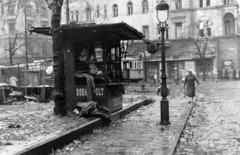 Magyarország, Budapest VIII., Rákóczi tér, szemben a háttérben a József körút Békési utca - Kölcsey utca közötti szakasza., 1956, Zajti Ferenc, Budapest, pavilon, trafik, gázlámpa, forradalom, Fortepan #220652