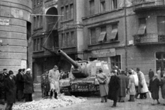 Magyarország, Budapest VIII., Fecske (Lévai Oszkár) utca a Déri Miksa utcai kereszteződésnél. Harcképtelenné tett ISZU-152-es szovjet rohamlöveg., 1956, Zajti Ferenc, járműroncs, ISZU-152 rohamlöveg, Budapest, forradalom, Fortepan #220660