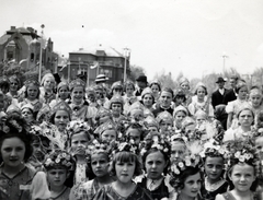 Magyarország, Budapest XIV., Hősök tere, Eucharisztikus Világkongresszus, népviseletbe öltözött lányok csoportja. Háttérben a Dózsa György (Aréna) út - Andrássy út találkozásánál álló épületek látszanak., 1938, Garamvölgyi Lajos, Budapest, Fortepan #220751