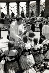 Magyarország, Budapest XIV., Hősök tere, Eucharisztikus Világkongresszus, matyó népviseletbe öltözött lányok áldozása., 1938, Garamvölgyi Lajos, Budapest, Fortepan #220752