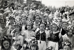 Magyarország, Budapest XIV., Hősök tere, Eucharisztikus Világkongresszus, népviseletbe öltözött lányok csoportja., 1938, Garamvölgyi Lajos, Budapest, Fortepan #220753