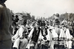 Magyarország, Budapest XIV., Hősök tere, Eucharisztikus Világkongresszus, fiúk és lányok matyó népviseletben. Háttérben a Dózsa György (Aréna) út - Andrássy út találkozásánál álló épületek látszanak., 1938, Garamvölgyi Lajos, Budapest, Fortepan #220754