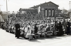 Magyarország, Budapest XIV., Hősök tere, Eucharisztikus Világkongresszus, fiúk és lányok matyó népviseletben. Háttérben a Műcsarnok., 1938, Garamvölgyi Lajos, Budapest, Fortepan #220755