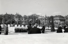 Magyarország, Budapest XIV., Hősök tere, Eucharisztikus Világkongresszus. Előtérben a a Hősök Emlékköve, háttérben a Dózsa György (Aréna) út házsora., 1938, Garamvölgyi Lajos, Budapest, Fortepan #220759