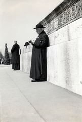 Magyarország, Budapest XIV., Hősök tere, Millenniumi emlékmű. talapzata az Eucharisztikus Világkongresszus idején., 1938, Garamvölgyi Lajos, Budapest, Best of, magány, olvasás, Fortepan #220765