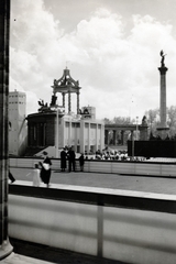 Magyarország, Budapest XIV., Hősök tere. Eucharisztikus Világkongresszus, a főoltár a Szépművészeti Múzeum oszlopsorától nézve., 1938, Garamvölgyi Lajos, Budapest, Fortepan #220767