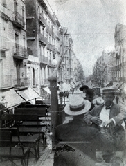 Spanyolország, Barcelona, Carrer Gran de Gràcia (Calle Salmerón) a Carrer de Ros de Olano és a Travessera de Gràcia (Travessera alta del Carril) között, balról a második ház a Carrer Gran de Gràcia 90., 1915, Jakucs János, Honti család, villamos, Fortepan #220770