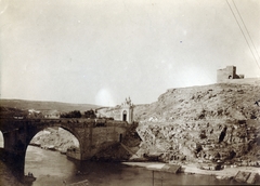 Spanyolország, Toledo, a Tajo folyó feletti Puente de Alcántara, jobbra fenn a Castillo de San Servando., 1915, Jakucs János, Honti család, híd, Fortepan #220772