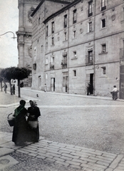 Spanyolország, Salamanca, a Rúa Mayor, a Rúa Antigua és a Calle Jesús találkozásától a La Clerecía felé nézve, jobbra a Kagylós ház., 1915, Jakucs János, Honti család, beszélgetés, építészet, nők, Fortepan #220775