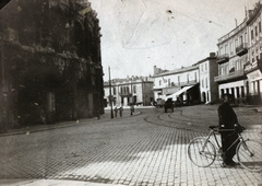 Franciaország, Nîmes, Bd des Arènes, balra a római amfiteátrum (Arènes de Nîmes)., 1915, Jakucs János, Honti család, kerékpár, Fortepan #220819