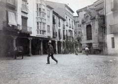 Spanyolország, Salamanca, Plaza del Corrillo, jobbra a Tours-i Szent Márton-templom (Iglesia de San Martín de Tours) nyugati szentély (camarín)., 1915, Jakucs János, Honti család, árkád, Fortepan #220822