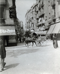 Spanyolország, Barcelona, Pla de la Boqueria a Rambla dels Caputxins (Rambla del Centro) és a Rambla de Sant Josep (Rambla de San José) között a Carrer de l'Hospital (Calle Hospital) felé nézve., 1915, Jakucs János, Honti család, fogat, Fortepan #220827