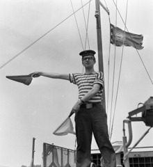 Hungary, Budapest IV., Flottilla-öböl, Faragó Judy István beatzenész, mint jelzőmatróz egy AN-1-es aknásznaszád fedélzetén., 1965, MHSZ, sailor, flag, beat era, warship, AN 2 corvette warship, corvette warship, Budapest, Fortepan #22089