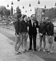 Magyarország, Margitsziget, Budapest, Hajós Alfréd Nemzeti Sportuszoda. A többszörös Európa csúcstartó 4x100-as magyar gyorsváltó tagjai, Patóh Magda, Gyarmati Andrea, Kovács Edit és Turóczy Judit Szőnyi János sportriporterrel., 1969, MHSZ, sport, híres ember, úszás, mikrofon, interjú, riporter, Fortepan #22090