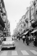 Belgium, Blankenberge, Kerkstraat a Molenstraat felöl a Koning Leopold III Plein irányába nézve., 1962, Jakucs János, Kalivoda Alajos, utcakép, automobil, rendszám, árnyékoló, gyalogátkelő, Fortepan #220939