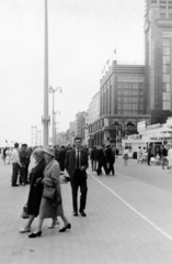 Belgium, Blankenberge, Zeedijk, sétány az Északi-tenger partján, jobbra a Casino Blankenberge épülete., 1962, Jakucs János, Kalivoda Alajos, utcakép, Fortepan #220940