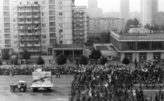 Germany, Berlin, Kelet-Berlin, Karl-Marx-Allee, jobbra a Moszkva étterem., 1976, Mario Cossu, march, 1st of May parade, ad truck, tractor, Fortepan #221105